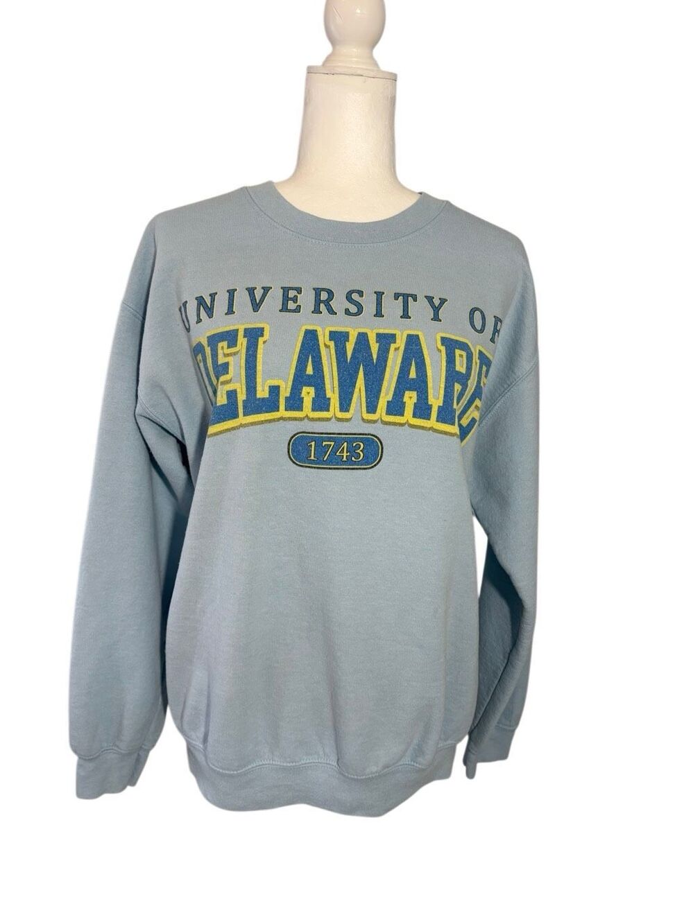 Gildan Heavy Blend light blue University of Delaware crewneck sweatshirt - M